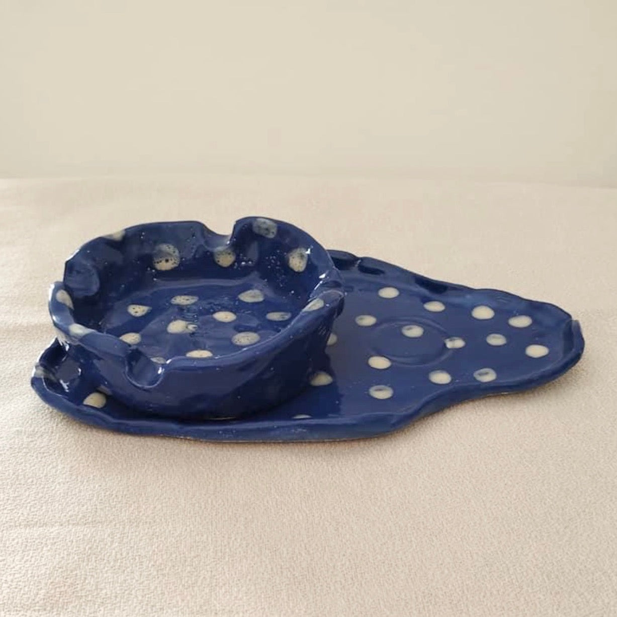 Posacenere in ceramica e portasigarette blu pois