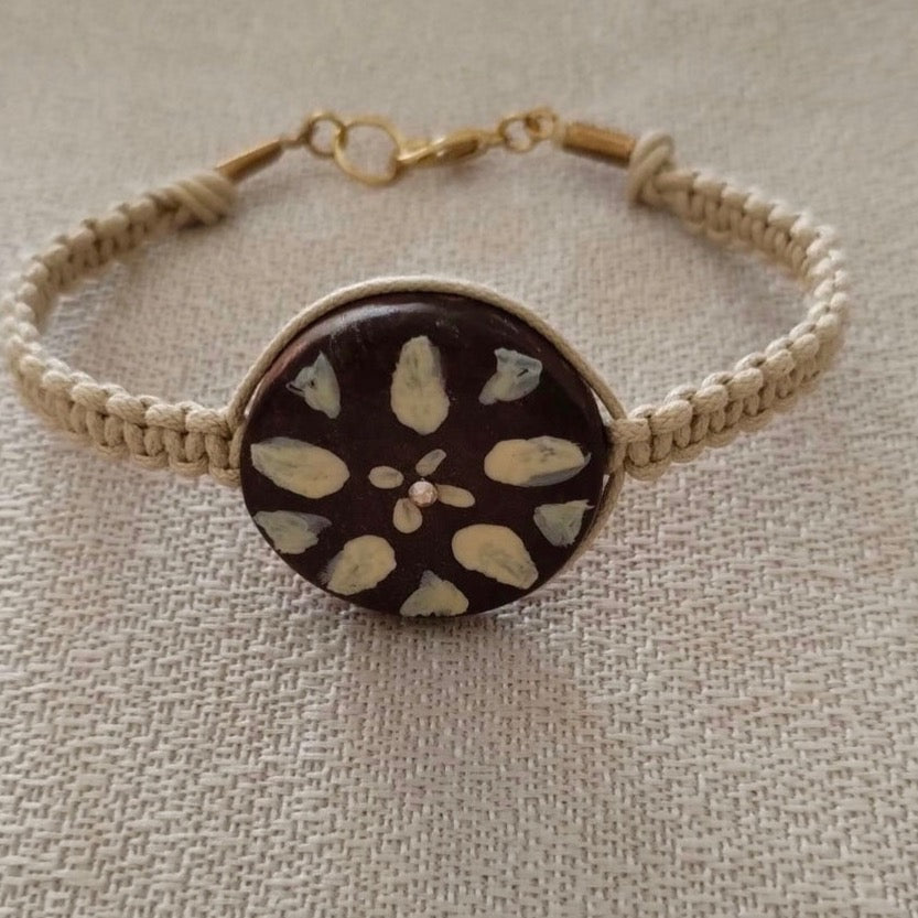 Bracciale avana con fiore crema su fondo caffé