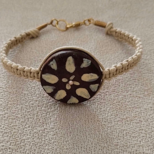 Bracciale avana con fiore crema su fondo caffé