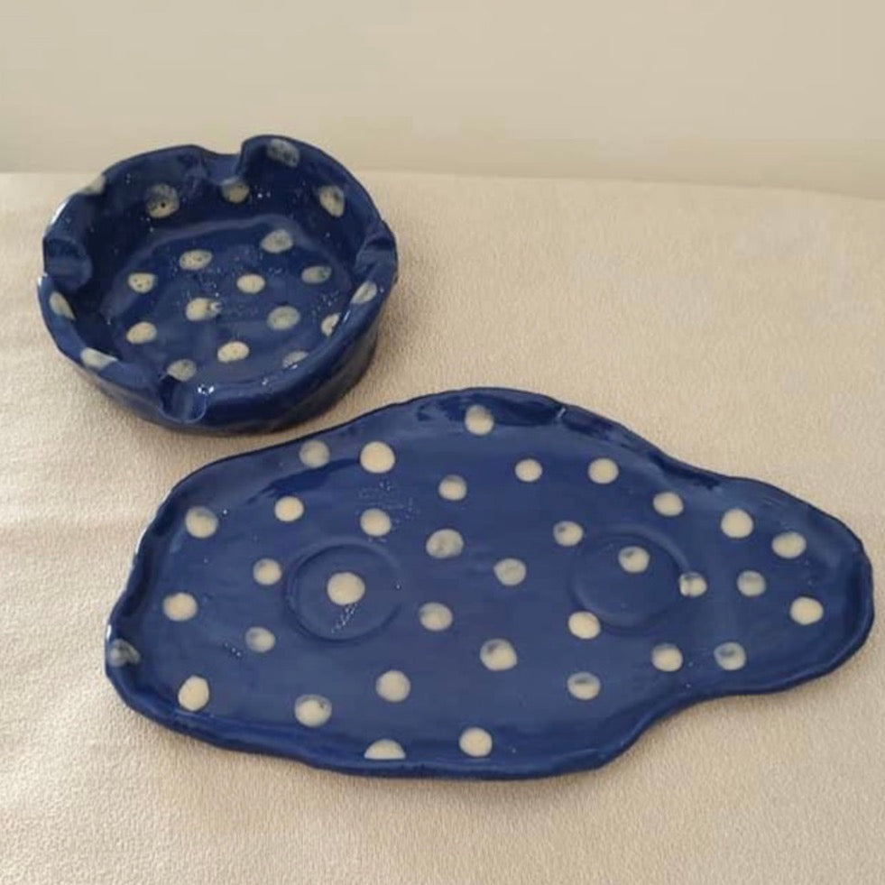 Posacenere in ceramica e portasigarette blu pois