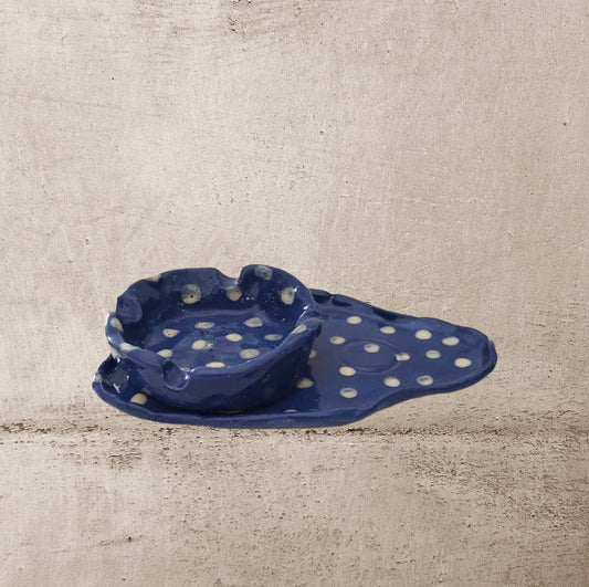 Posacenere in ceramica e portasigarette blu pois